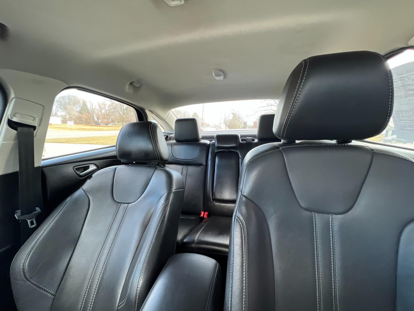 2014 Oxford White Ford Focus SE Sedan (1FADP3F26EL) with an 2.0L L4 DOHC 16V engine, 6-Speed Automatic transmission, located at 1633 W Kimberly, Davenport, IA, 52806, (563) 323-5341, 41.559456, -90.598732 - Photo#7